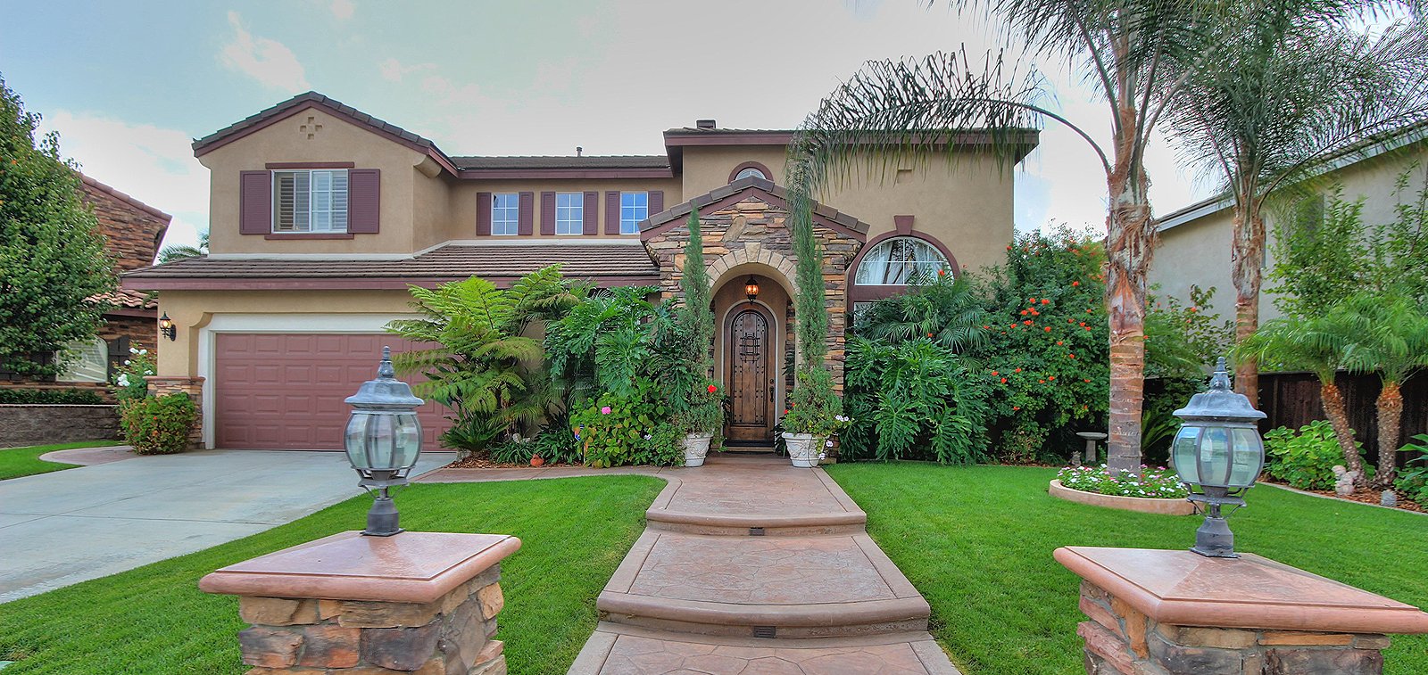 THE HENSLEY GROUP REAL ESTATE - front view of a brick home