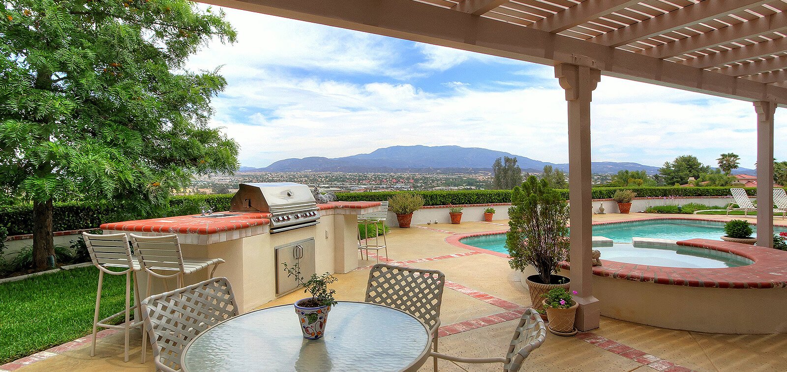 THE HENSLEY GROUP REAL ESTATE - swimming pool